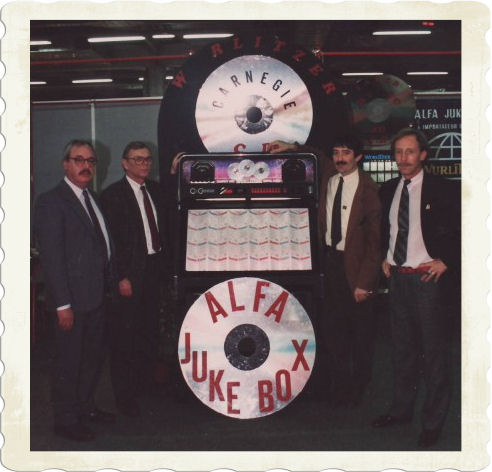 Salon Professionnel des Jukeboxes à Paris en 1988. J.Cl Trauchessec & Klauss Telgheder de la Wurlitzer gmbh